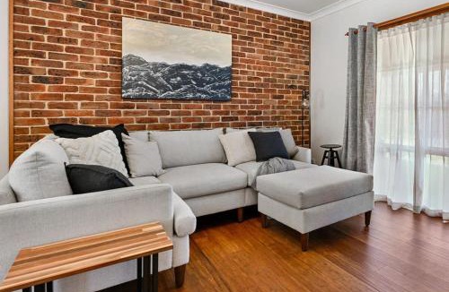 Robin Hill House | Highfields - Rural Entertainer with Valley Views