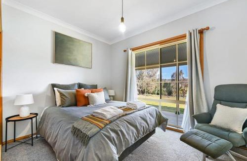 Robin Hill House | Highfields - Rural Entertainer with Valley Views