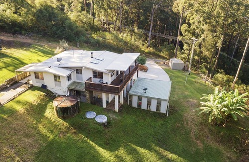 Whoota House | Hillside acreage, waterviews, 10min from beach - Perfect big groups/families!