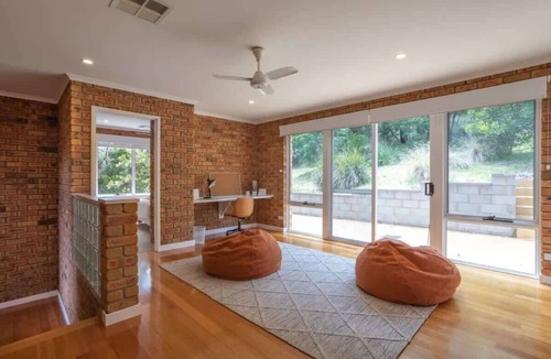 Howrah House | "Hillside Hideaway" Sleeps 10, Stunning Views.