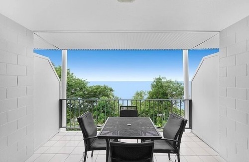 Trinity Beach Apartment | Hilltop Resort with Ocean Views