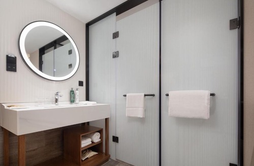 Yima Subdistrict Hotel | Hilton Garden Inn Beihai Railway Station