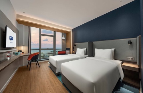 Zhongjie Subdistrict Hotel | Holiday Inn Express Beihai Silver Beach by IHG