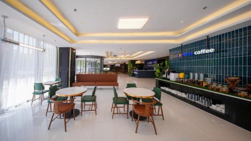 Shijingshan Hotel | Holiday Inn Express Beijing Shijingshan Parkview by IHG
