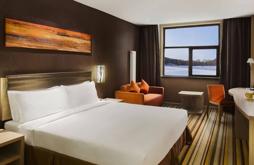 Songjianghe Hotel | Holiday Inn Express Changbaishan by IHG
