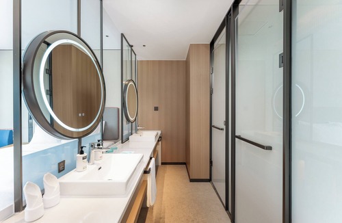 Haikou Hotel | Holiday Inn Express Haikou World Trade Center by IHG
