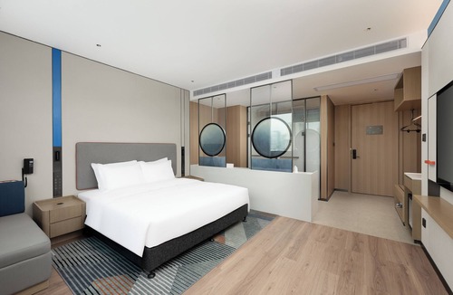 Haikou Hotel | Holiday Inn Express Haikou World Trade Center by IHG
