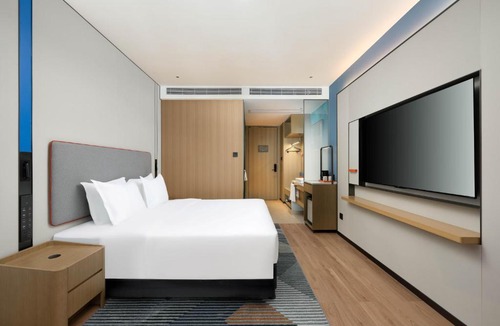 Haikou Hotel | Holiday Inn Express Haikou World Trade Center by IHG