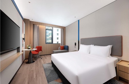 Haikou Hotel | Holiday Inn Express Haikou World Trade Center by IHG