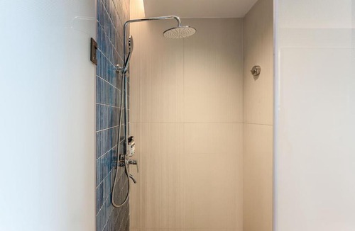 Haikou Hotel | Holiday Inn Express Haikou World Trade Center by IHG