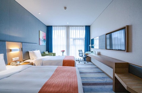 Shizhong District Hotel | Holiday Inn Express Leshan City Square by IHG - High Speed Rail and Leshan Giant Buddha