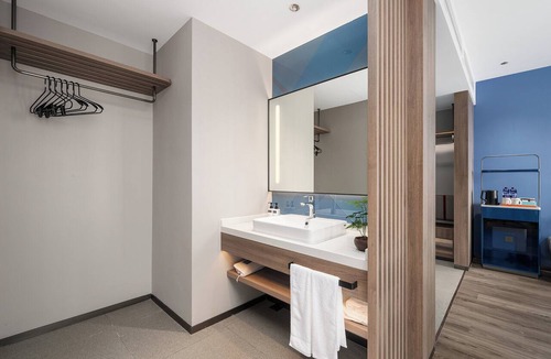 Chengyang Hotel | Holiday Inn Express Qingdao Hongdao Station by IHG