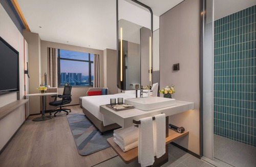 West Coast Hotel | Holiday Inn Express Qingdao City Balcony by IHG