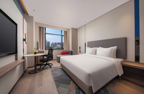 West Coast Hotel | Holiday Inn Express Qingdao City Balcony by IHG