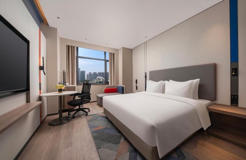 West Coast Hotel | Holiday Inn Express Qingdao City Balcony by IHG