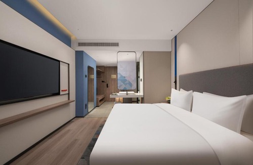 West Coast Hotel | Holiday Inn Express Qingdao City Balcony by IHG