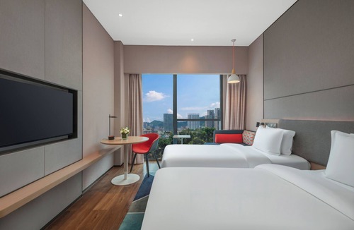 Longhua District Hotel | Holiday Inn Express Shenzhen Longhua by IHG