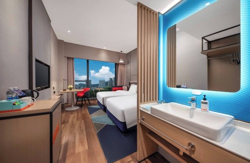 Longhua District Hotel | Holiday Inn Express Shenzhen Longhua by IHG