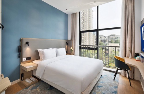 Longhua District Hotel | Holiday Inn Express Shenzhen North Station by IHG