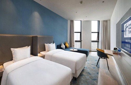Longhua District Hotel | Holiday Inn Express Shenzhen North Station by IHG