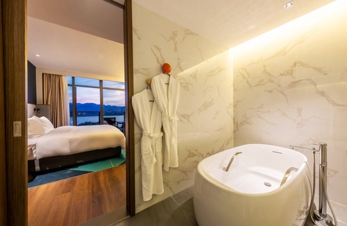 Wujiagang Hotel | Holiday Inn Express Yichang Riverside by IHG
