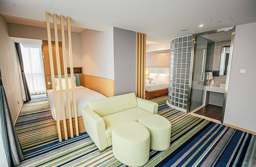 Bayuquan District Hotel | Holiday Inn Express Yingkou Onelong Plaza by IHG