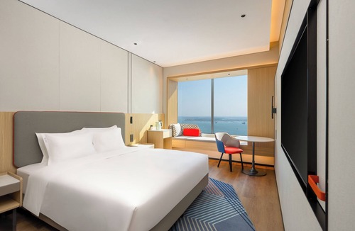 Chikan District Hotel | Holiday Inn Express Zhanjiang Coast by IHG