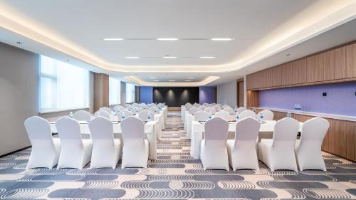 Yanjiang District Hotel | Holiday Inn Express Ziyang City Center by IHG