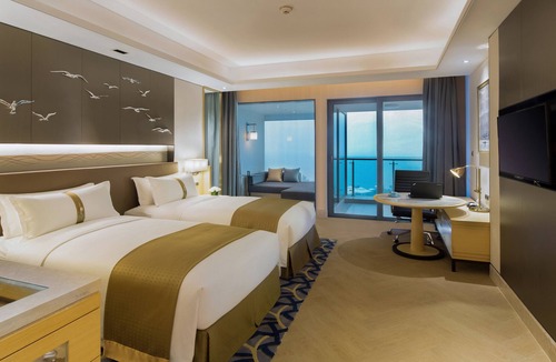 Donghu District Hotel | Holiday Inn Haikou West Coast by IHG