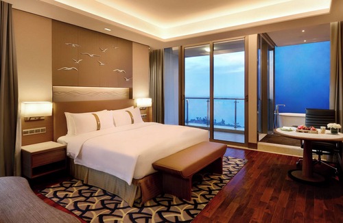 Donghu District Hotel | Holiday Inn Haikou West Coast by IHG