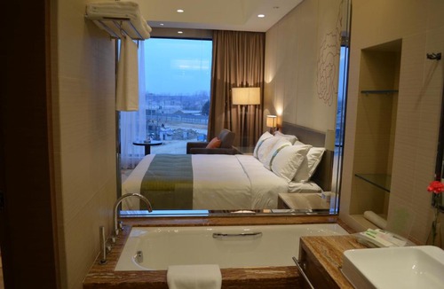 Wolong District Hotel | Holiday Inn Nanyang by IHG
