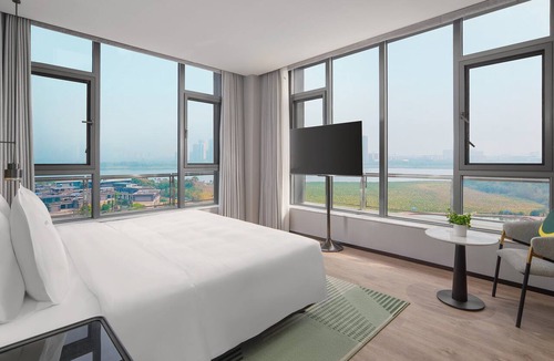 Caidian District Hotel | Holiday Inn Wuhan Houguan Lake by IHG