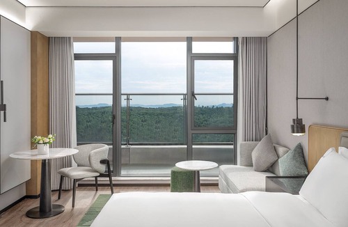 Caidian District Hotel | Holiday Inn Wuhan Houguan Lake by IHG