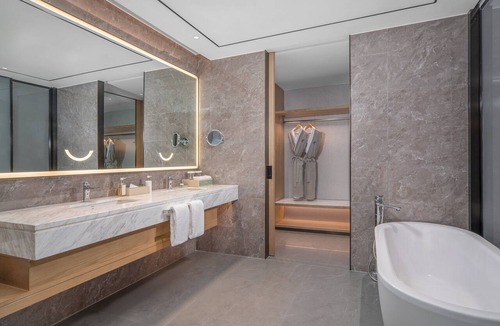 Caidian District Hotel | Holiday Inn Wuhan Houguan Lake by IHG