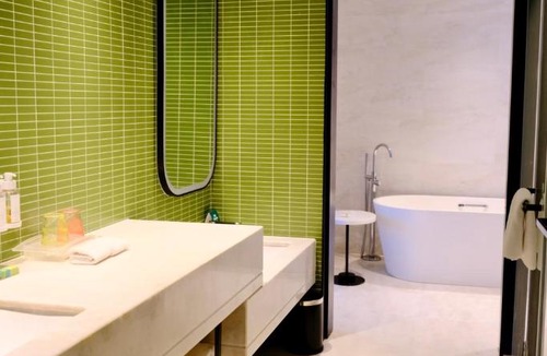 Baqiao Hotel | Holiday Inn Xi'an Chanba by IHG-Near Xi'an International Convention Exhibition Center and Shopping mall and The Romantic show of Xi'an-Free Luggage Storage-English Service