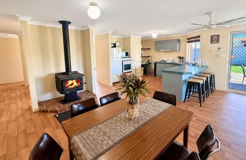 Broadwater House | Holiday Retreat on Lorikeet