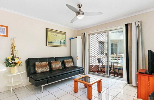Burleigh Heads Apartment | Holiday unit 5-min walk from the beach with pool
