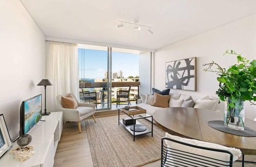 Elizabeth Bay Apartment | Home with a View + Pool and Roof Terrace Garden