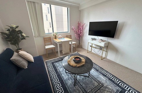 Sydney Central Business District Apartment | Homely large studio with WiFi, gym pool & hot tub in vibrant Haymarket