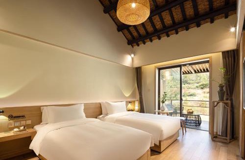 Yi County Bed & Breakfast | Hongcun Tachuan Heritage Garden Resort-Ancient Huizhou Architecture, Ricefield Views & Butler Service