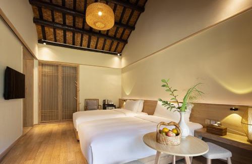 Yi County Bed & Breakfast | Hongcun Tachuan Heritage Garden Resort-Ancient Huizhou Architecture, Ricefield Views & Butler Service