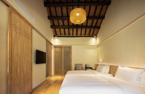 Yi County Bed & Breakfast | Hongcun Tachuan Heritage Garden Resort-Ancient Huizhou Architecture, Ricefield Views & Butler Service