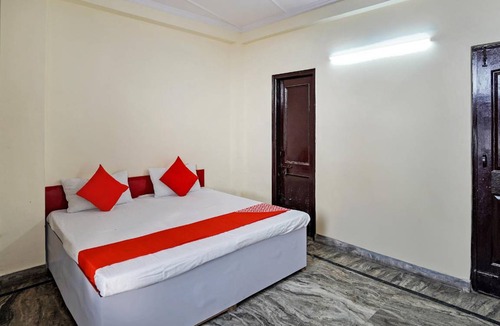 Indirapuram Hotel | Hotel ∙ 3 guests