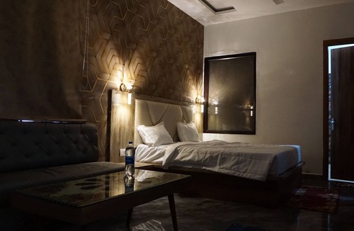 Mathura Hotel | Hotel B P Emerald