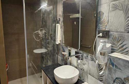 Aligarh Hotel | Hotel Gold In Leaf