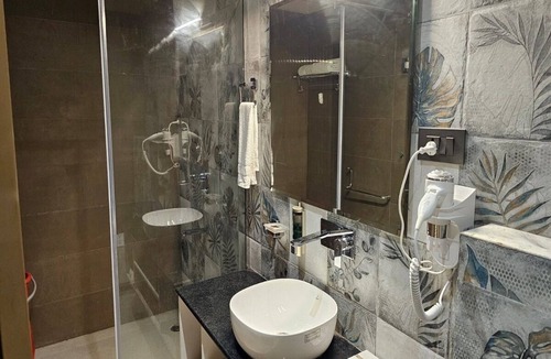 Aligarh Hotel | Hotel Gold In Leaf