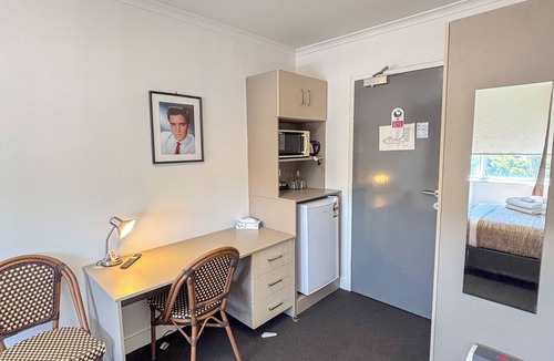 Parkes Hotel | Hotel Gracelands