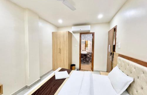 Varanasi Hotel | HOTEL NIVEDITA ! VARANASI fully Air-Conditioned hotel with Parking availability, near Kashi Vishwanath Temple, and Ganga ghat