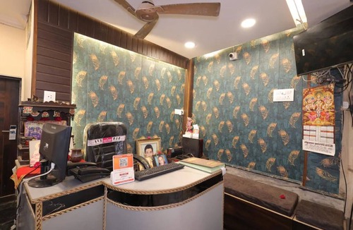 Mathura House | Hotel Shyam Inn - Queen Bedroom Apartment