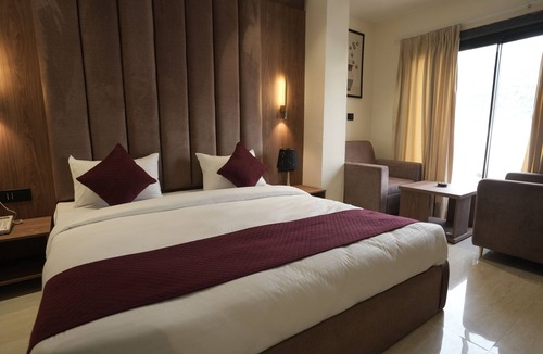 Gomti Nagar Hotel | Hotel SS4 Crystals